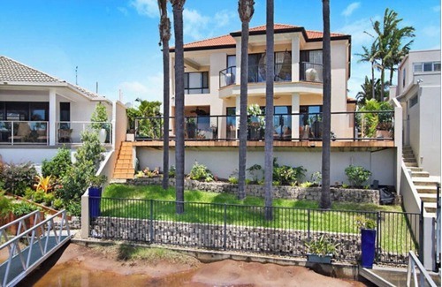 Bundall House | Beautiful Family Home with Heated Pool on the Water