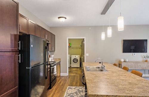 West Des Moines Apartment | Beautiful Flowing Ground Floor 2 Bedroom with Spacious Kitchen & Private Garage.
