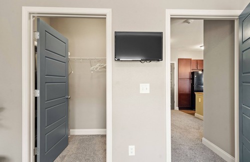 West Des Moines Apartment | Beautiful Flowing Ground Floor 2 Bedroom with Spacious Kitchen & Private Garage.