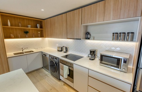 Sea Point Apartment | Beautiful furnished apartment in Sea Point, Cape Town.