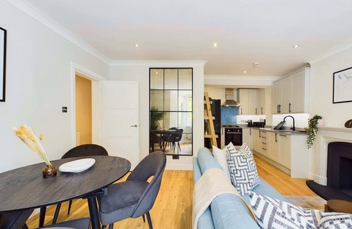 Harrow Road Apartment | Beautiful Garden Apartment near Warwick Avenue