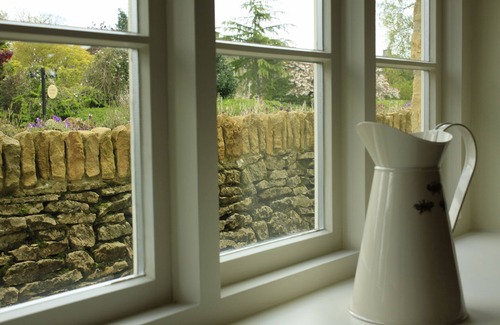 Bourton House | Beautiful 6 bedroom detached property, a flat 5 minute stroll to centre of town