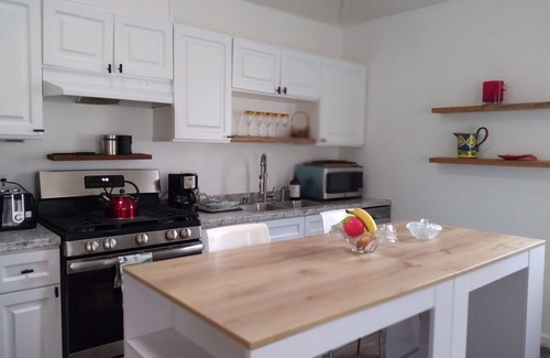 Woodland Hills House | Beautiful guest house with pool