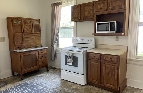 Springfield Apartment | Beautiful historic home on Wittenberg campus. Peaceful setting w/grand piano.