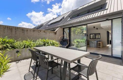 Glebe Apartment | Beautiful Holiday Home w Private Terrace