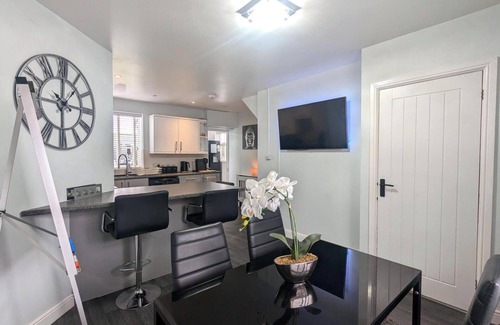 Bagillt House | Beautiful Holiday Retreat Gym and Jacuzzi, Sauna