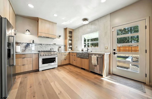 Glencoe House | Beautiful Home Close To Activities with WiFi.