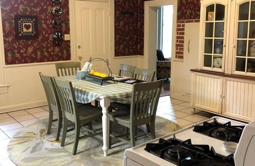 Farmington House | Beautiful Home Close to Lagoon King Bed Fast Wi-Fi