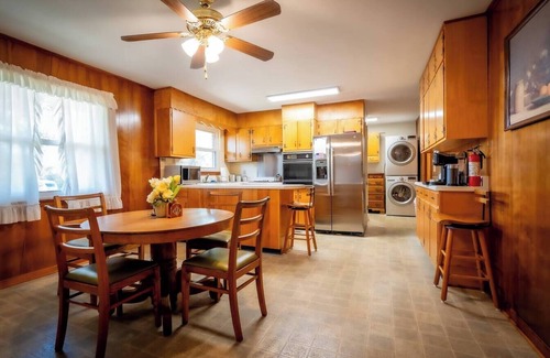Middle Valley House | Beautiful home Hot Tub* Mins To museums*zoo*N/park