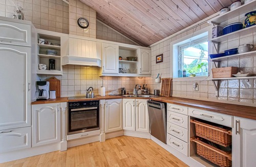 Henan House | Beautiful home in Henån with kitchen