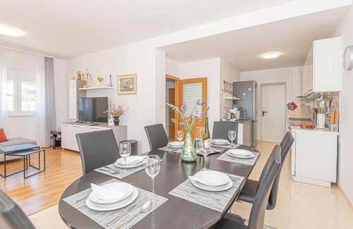 Drnis House | Beautiful home in Kaocine with kitchen