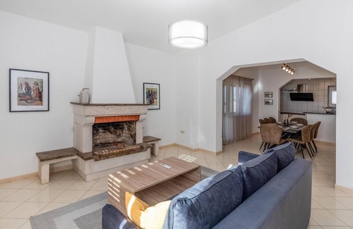 Opuzen House | Beautiful home in Opuzen with WiFi