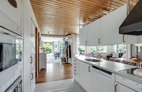 Spøttrup House | Beautiful home in Spøttrup with kitchen