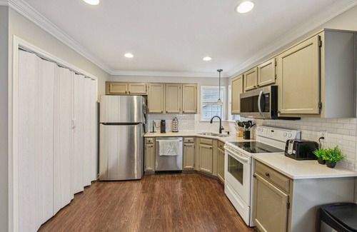 Holly Springs House | Beautiful home in the heart of Holly Springs -just steps from Womble Park