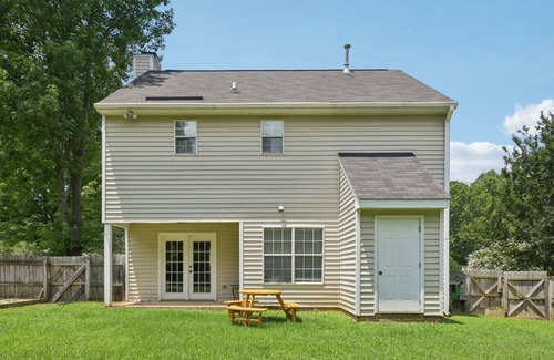 Holly Springs House | Beautiful home in the heart of Holly Springs -just steps from Womble Park