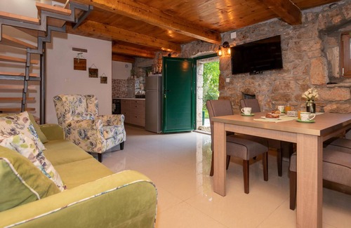 Zmijavci House | Beautiful home in Zmijavci with kitchen