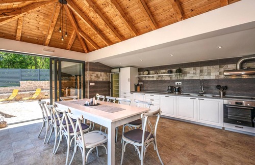 Zmijavci House | Beautiful home in Zmijavci with kitchen