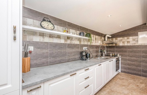 Zmijavci House | Beautiful home in Zmijavci with kitchen