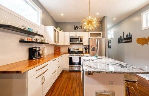 Fountain Square House | Beautiful Home, King Bed, BBQ