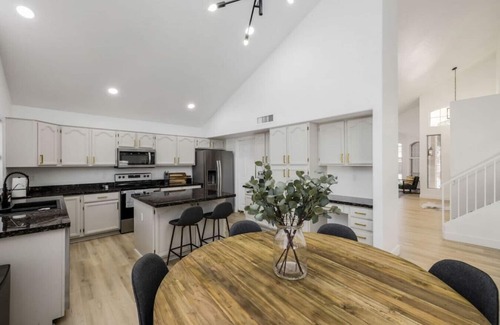 Chandler House | Beautiful Home with Pool Table