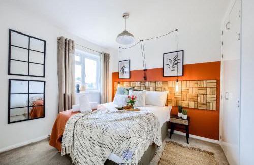 Wyken House | Beautiful House in Coventry CV2, Close to University & Hospital, Private Parking