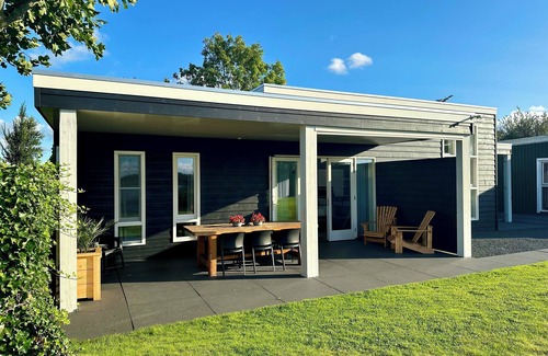 Heerhugowaard House | Beautiful house next to the lake, you can swim in front of your house!