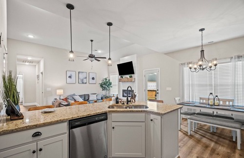 Springfield House | Beautiful house that sleeps 10! 35 minutes to Nashville or BNA airport.