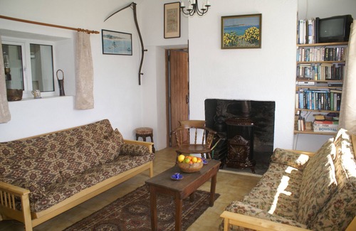 Cashel Apartment | Beautiful house with garden that runs down to the sea