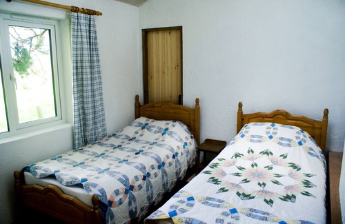 Cashel Apartment | Beautiful house with garden that runs down to the sea