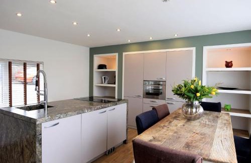 Escamp Boat Rental | Beautiful houseboat with terrace jacuzzi