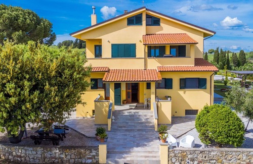 Rosignano Marittimo Apartment | Beautiful apartment for 4 people with WIFI, TV, terrace, pets allowed, panoramic view and parking