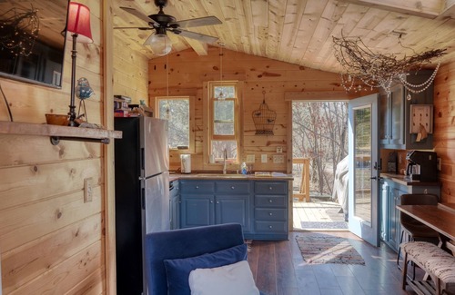 Goreville Cabin | Beautiful Jaybird Treehouse