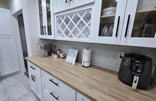 Kingston House | Beautiful Kingston House - 5 bedrooms, 2 Full bathrooms, 2 kitchens
