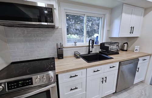 Kingston House | Beautiful Kingston House - 5 bedrooms, 2 Full bathrooms, 2 kitchens