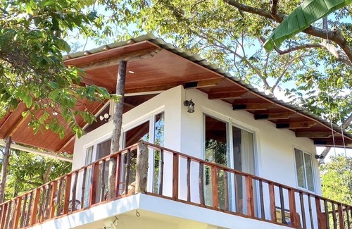 San Pablo La Laguna Apartment | Beautiful Lakefront Treehouse