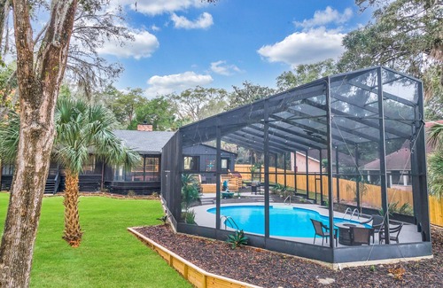 Doctors Inlet House | Beautiful Lake getaway with pool, upgraded, pet friendly with lots of extras!