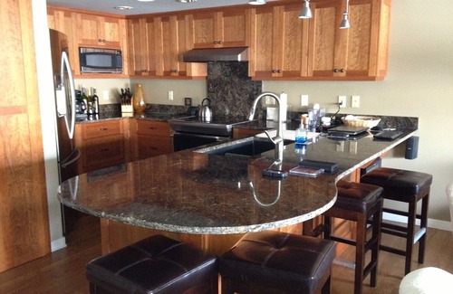 Chelan Condo | Beautiful Lake Chelan Beachfront Condo, Just 3 Blocks From Downtown Chelan