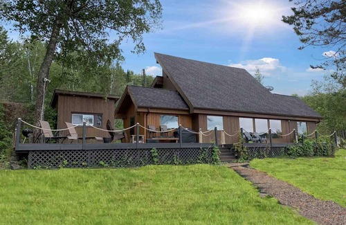 Neebing Cottage | Beautiful Lake House for Rent