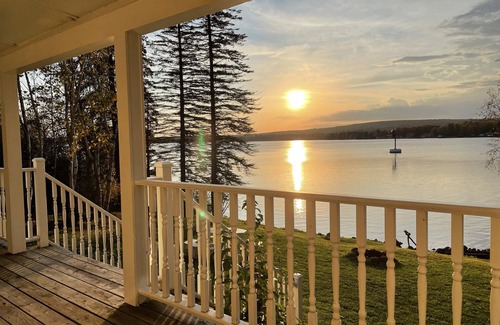 Hancock Cottage | Beautiful Lakefront Cottage!