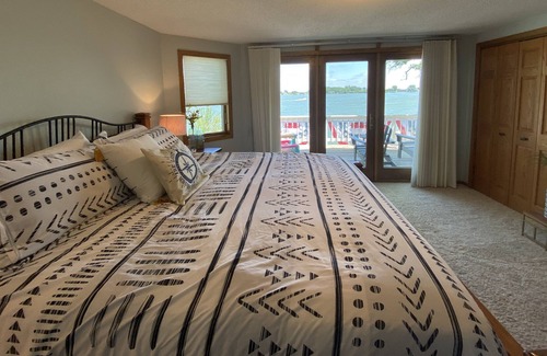 Clarion House | Beautiful Lakefront Home