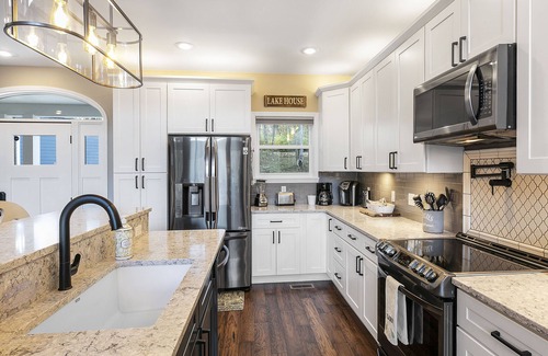 La Follette House | Beautiful Lakefront Home NO STEPS