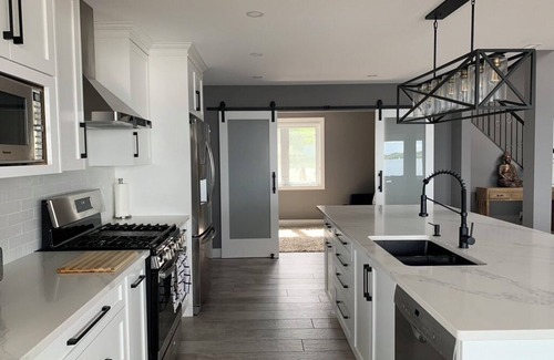 Rossmore House | Beautiful Lakehouse in Price Edward County on the Bay of Quinte