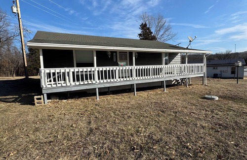 Warsaw House | Beautiful Lakehouse. Not lakefront, minutes from downtown Warsaw and Truman lake