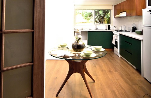Ringwood East House | Beautiful lakeside unit, walk to train station, schools and Eastland