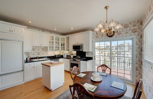 Outer Richmond Apartment | Beautiful Light Filled Spacious 1 Bedroom with Private Deck