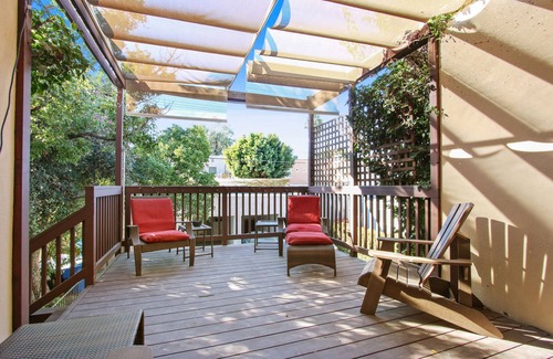 Larchmont Apartment | Beautiful, light filled top floor suite with hardwood floors+ downtown view!