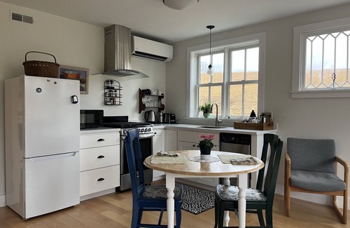 North Ferrisburgh House | Beautiful Light Filled Guesthouse in country