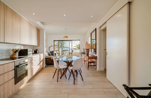 Sea Point Apartment | Beautiful Lock up & go w/Ocean Views (Sundowner Views)