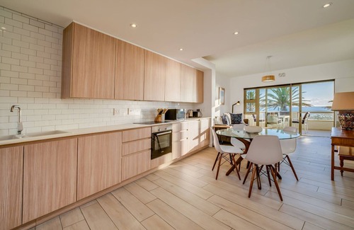 Sea Point Apartment | Beautiful Lock up & go w/Ocean Views (Sundowner Views)
