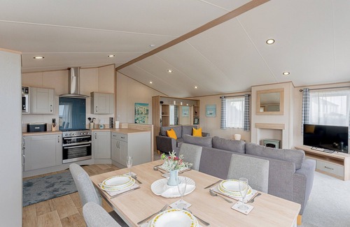 Llansantffraed Cottage | Beautiful lodge with sea views and access straight onto the beach.